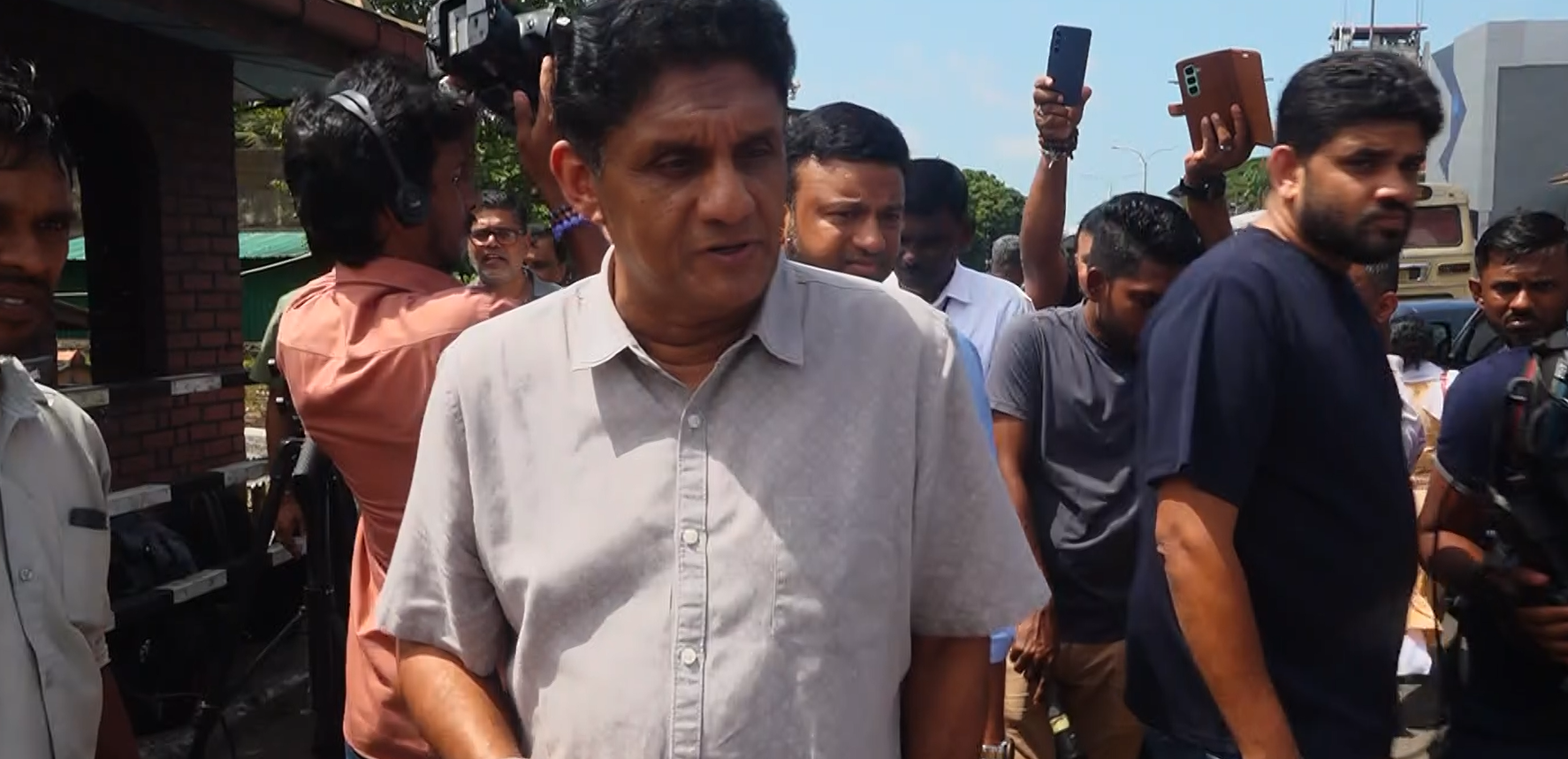 රනිල් බලන්න විපකෂනායක සහ මහින්දත් එයි (VIDEO) රනිල් බලන්න විපකෂනායක සහ මහින්දත් එයි (VIDEO)