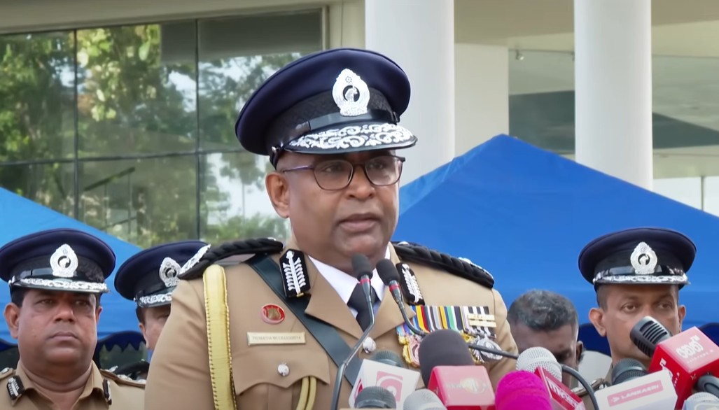 37 වන පොලිස්පති නීතිඥ ප්රියන්ත වීරසූරිය මහතා ධුරයේ වැඩ අරභයි (VIDEO) 37 වන පොලිස්පති නීතිඥ ප්රියන්ත වීරසූරිය මහතා ධුරයේ වැඩ අරභයි (VIDEO)