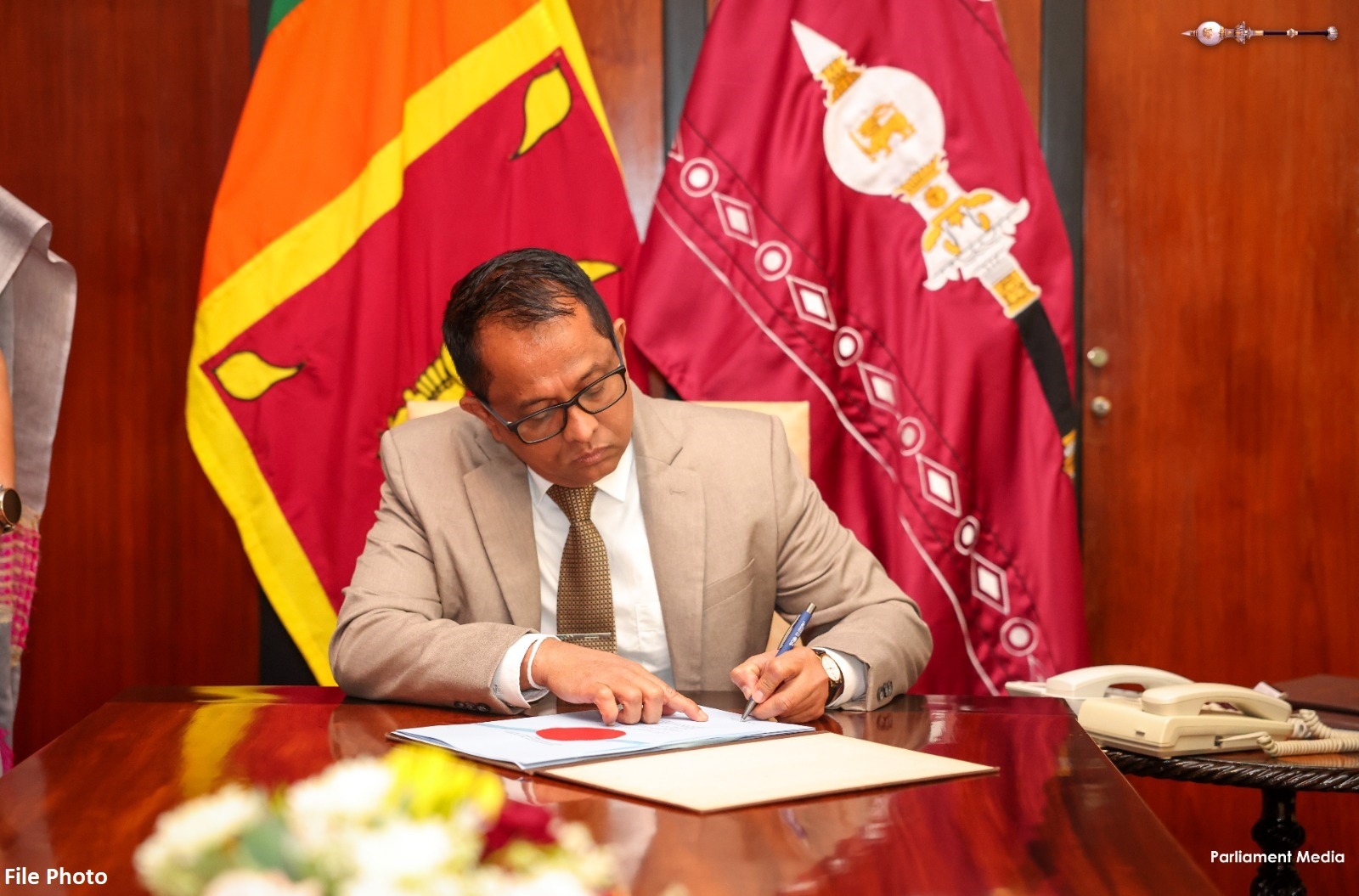 ශ්‍රී ලංකා විදුලිබල (සංශෝධන) පනත් කෙටුම්පත කථානායකවරයා සහතික කරයි