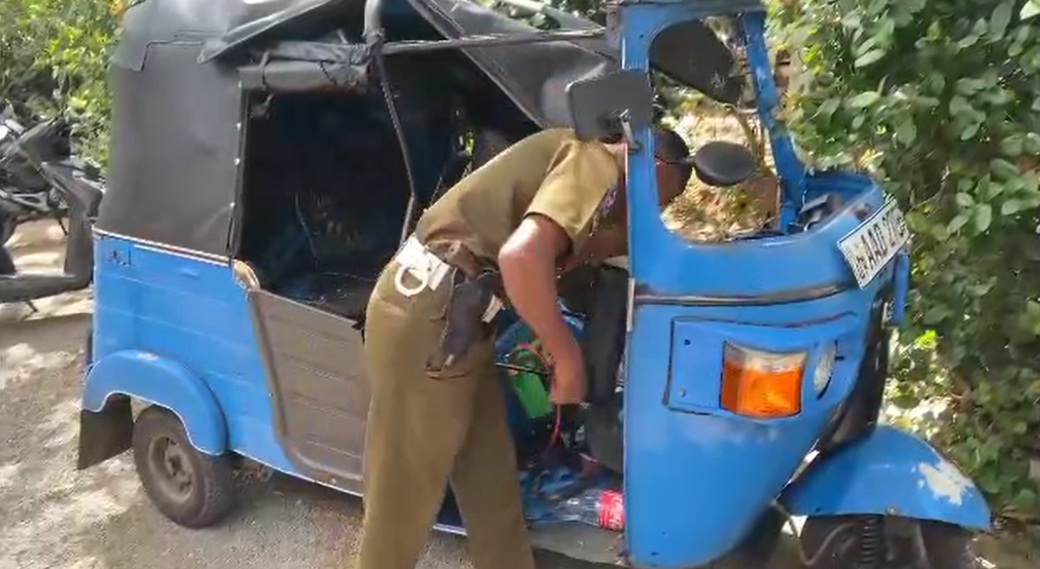 ත්රිරෝද රථයක් ලොරි රථයක පසුපස ගැටී දැරියකට දිවි අහිමි වී 5 කට බරපතලයි ත්රිරෝද රථයක් ලොරි රථයක පසුපස ගැටී දැරියකට දිවි අහිමි වී 5 කට බරපතලයි