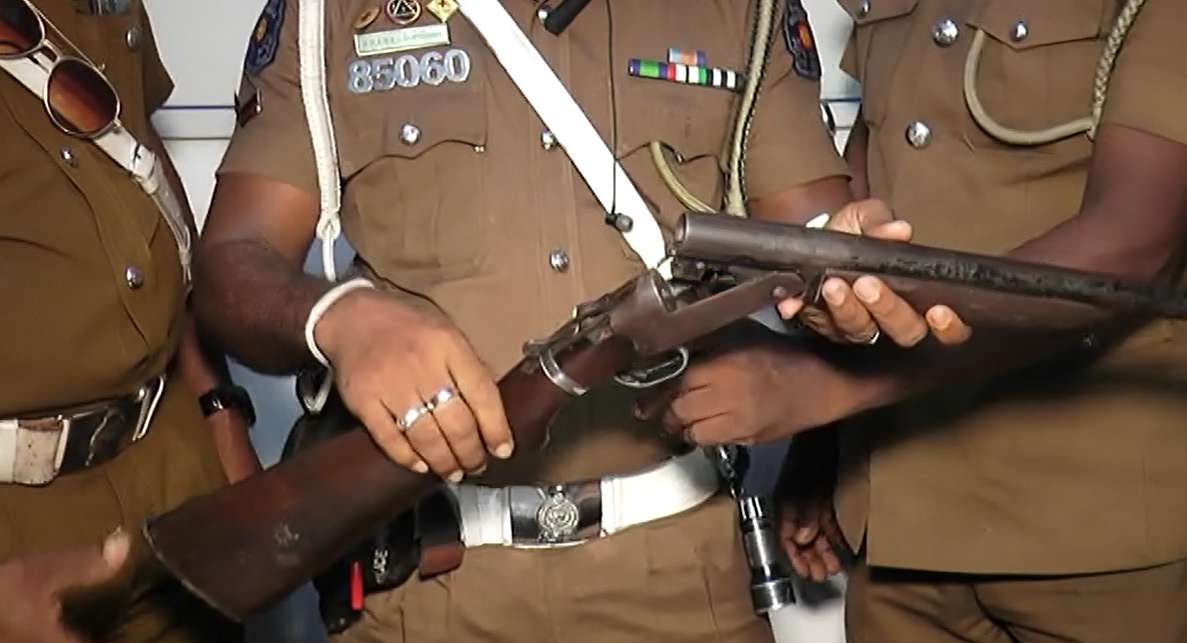 බලපත්ර නැති ගිනි අවිය සමග තරුණයි දෙදෙනෙක් වරකපොලේ දී කොටු බලපත්ර නැති ගිනි අවිය සමග තරුණයි දෙදෙනෙක් වරකපොලේ දී කොටු