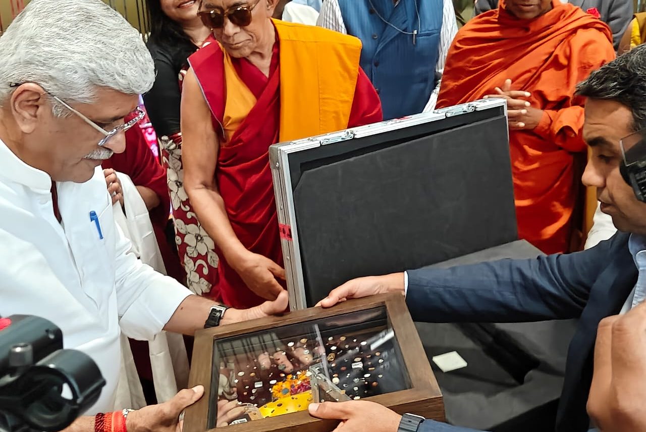 ඉන්දියාවේ පිප්රාවා කැණීම්වලදී හමුවූ බුදුන් වහන්සේගේ උත්තම ධාතූන් වහන්සේලා වසර 127 කට පසු යළි ඉන්දියාවට වැඩම කරයි ඉන්දියාවේ පිප්රාවා කැණීම්වලදී හමුවූ බුදුන් වහන්සේගේ උත්තම ධාතූන් වහන්සේලා වසර 127 කට පසු යළි ඉන්දියාවට වැඩම කරයි