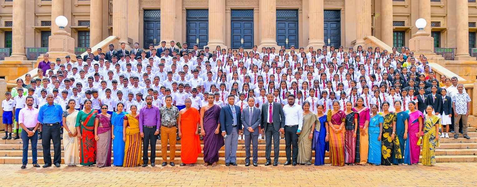 මාතර මිරිස්ස මධ්ය මහා විද්යාලයේ හා කුලියාපිටිය ගුණානන්ද මධ්ය මහා විද්යාලයේ සිසුසිසුවියෝ ජනපති ලේකම් කාර්යාලයට මාතර මිරිස්ස මධ්ය මහා විද්යාලයේ හා කුලියාපිටිය ගුණානන්ද මධ්ය මහා විද්යාලයේ සිසුසිසුවියෝ ජනපති ලේකම් කාර්යාලයට
