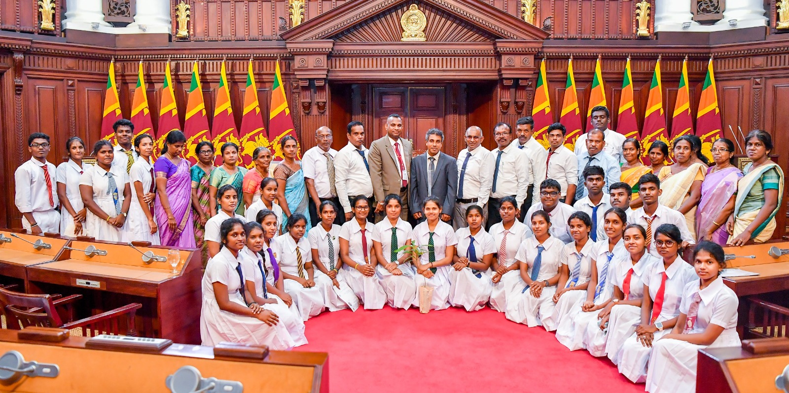 ජනාධිපති කාර්යාලයට පැමිණි යාපනය අධ්‍යාපන කලාපයේ ශිෂ්‍ය පාර්ලිමේන්තුවේ සිසු දරුදැරියෝ