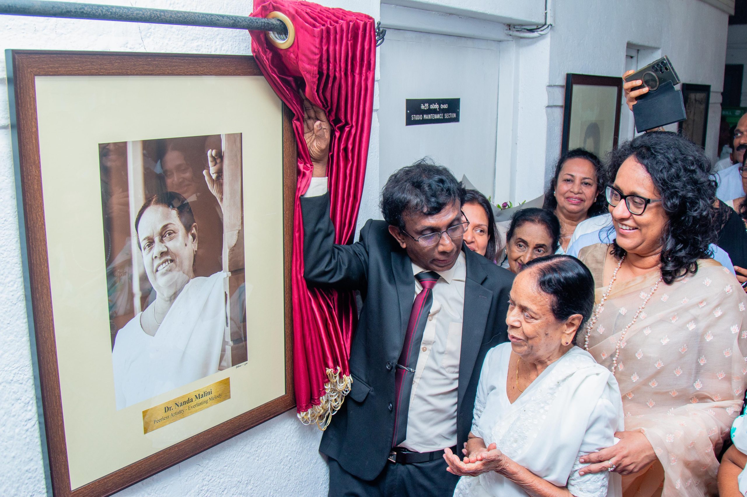 “නන්දා මාලිනී”ය නමින් ගුවන්විදුලි සංස්ථාවේ 9 වන මැදිරිය “නන්දා මාලිනී”ය නමින් ගුවන්විදුලි සංස්ථාවේ 9 වන මැදිරිය