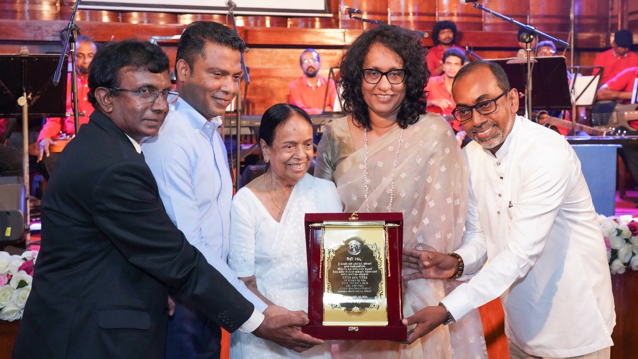 ආචාර්ය නන්දා මාලනියගේ හඬ සුවිශේෂී සංස්කෘතික උරුමයක් – අග්රාමාත්ය ආචාර්ය හරිනි අමරසූරිය ආචාර්ය නන්දා මාලනියගේ හඬ සුවිශේෂී සංස්කෘතික උරුමයක් – අග්රාමාත්ය ආචාර්ය හරිනි අමරසූරිය