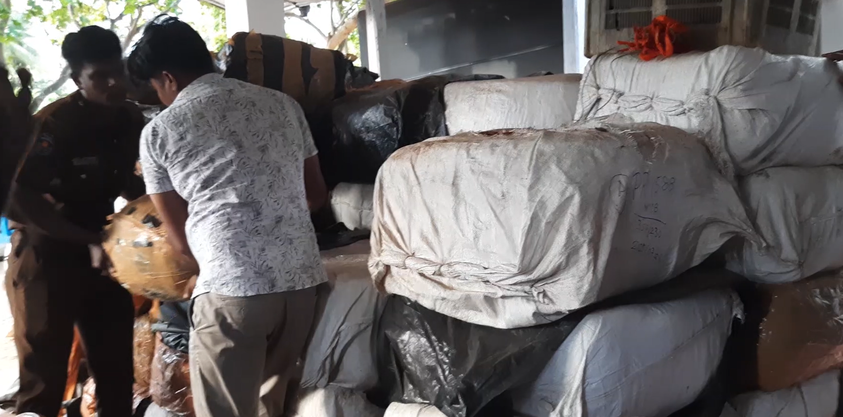 රුපියල් කෝටි 100කට අධික අනවසරයෙන් ඖෂධ තොගයක්
