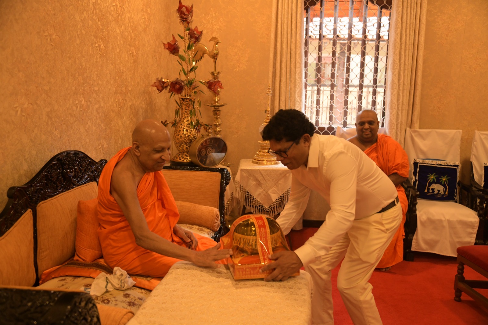 පරිසර ඇමති පරිසරය රකින වැඩපිළිවල ගැන මල්වතු – අස්ගිරි මහ නාහිමිවරුන්ට කියයි