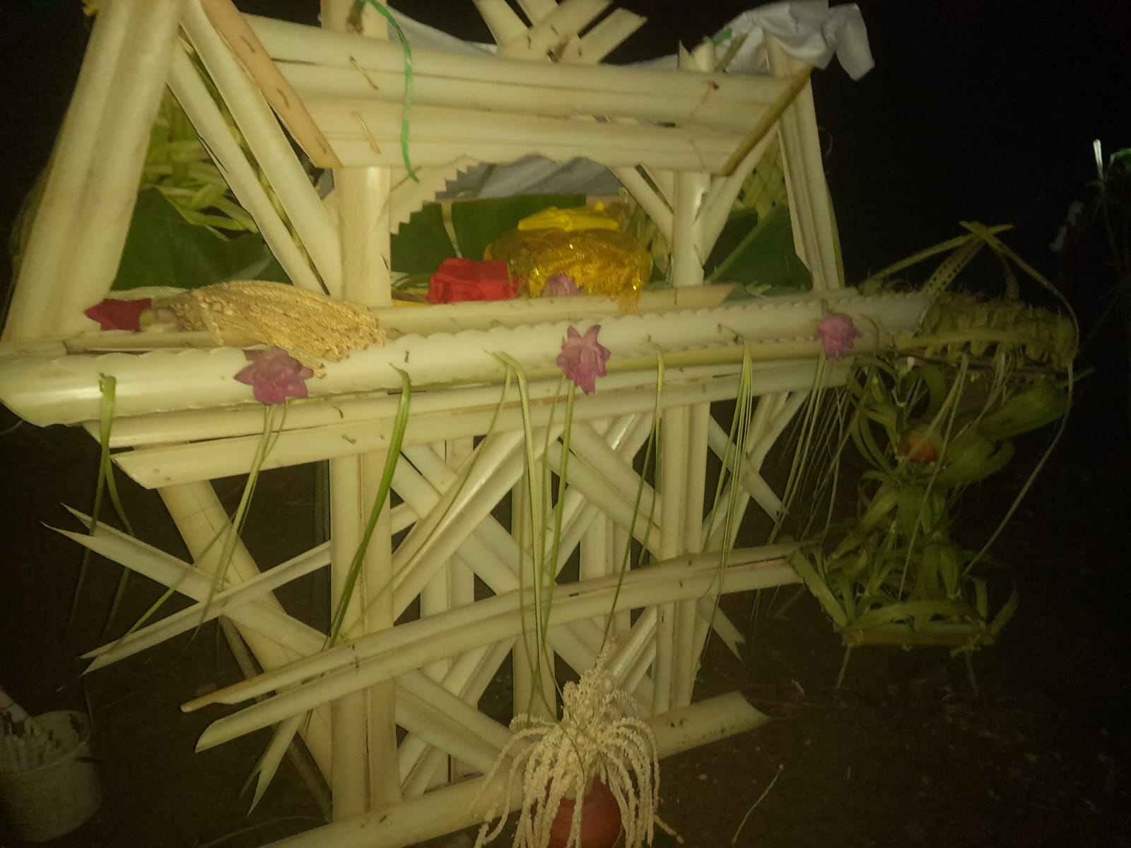 නිධන් හාරන්න ගිය විශ්රාමික මේජර් ජෙනරාල් ඇතුලු පිරිසක් අත්අඩංගුවට නිධන් හාරන්න ගිය විශ්රාමික මේජර් ජෙනරාල් ඇතුලු පිරිසක් අත්අඩංගුවට