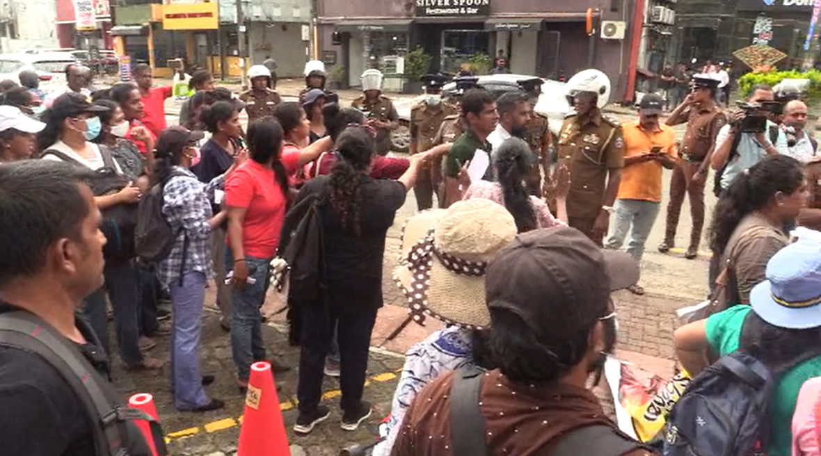 රැකියා විරහිත උපාධිධාරින් රැකියා ඉල්ලා පැළැවත්ත ජ.වි.පෙ. කාර්යාලය ඉදිරිපිට උද්ගෝෂණයක