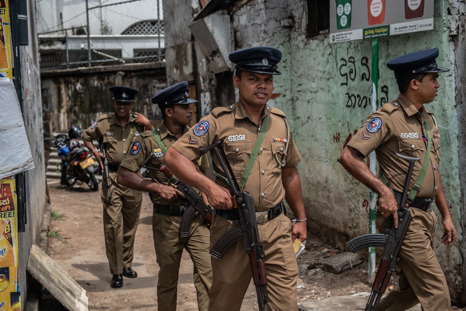 ආරක්ෂක මෙහෙයුම් වලින් ඊයේ දිනයේ දහසකට වැඩි පිරිසක් අත්අඩංගුවට