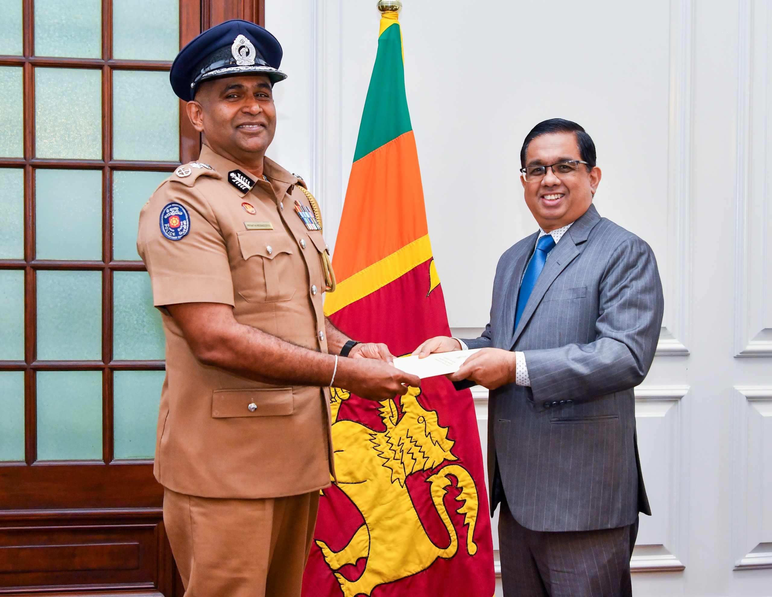 පොලිස් ඉතිහාසයේ වාර්තාවක් තබමින් නව පොලිස්පති ලෙස ප්‍රියන්ත වීරසූරිය පත් කෙරේ