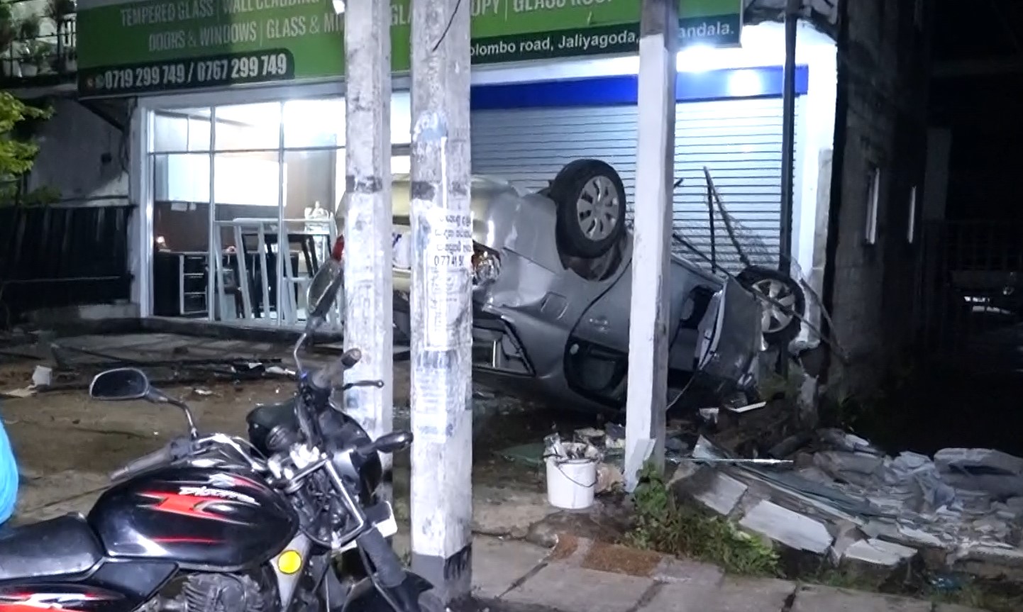 මෝටර් රථයක් පිළියන්දල දී පෙරළී වෛද්‍යවරයෙක් රෝහලට CCTV VIDEO)