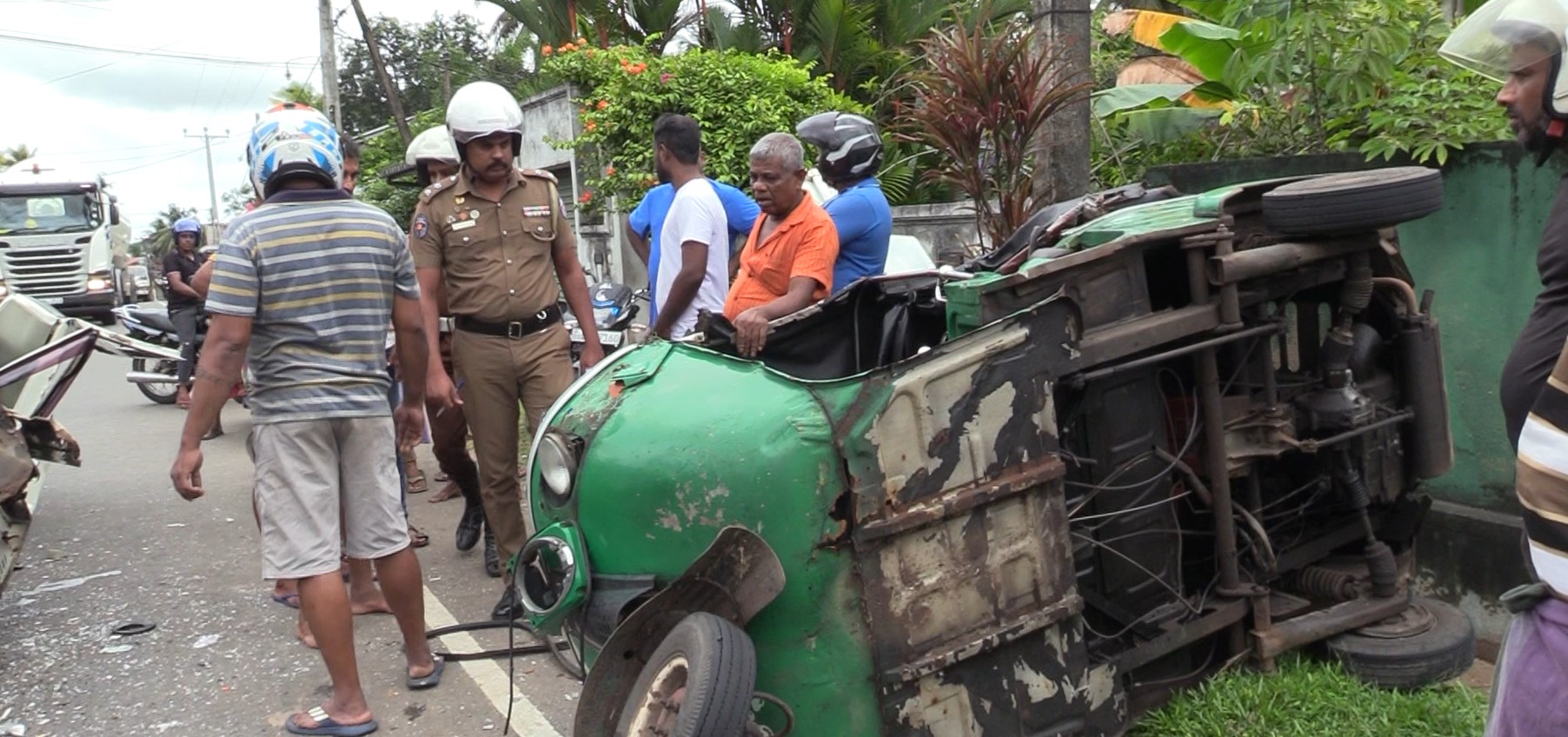 බන්ඩාරගම දී රථ 3 ක් එකට ගැටී 12 ක් රෝහලට