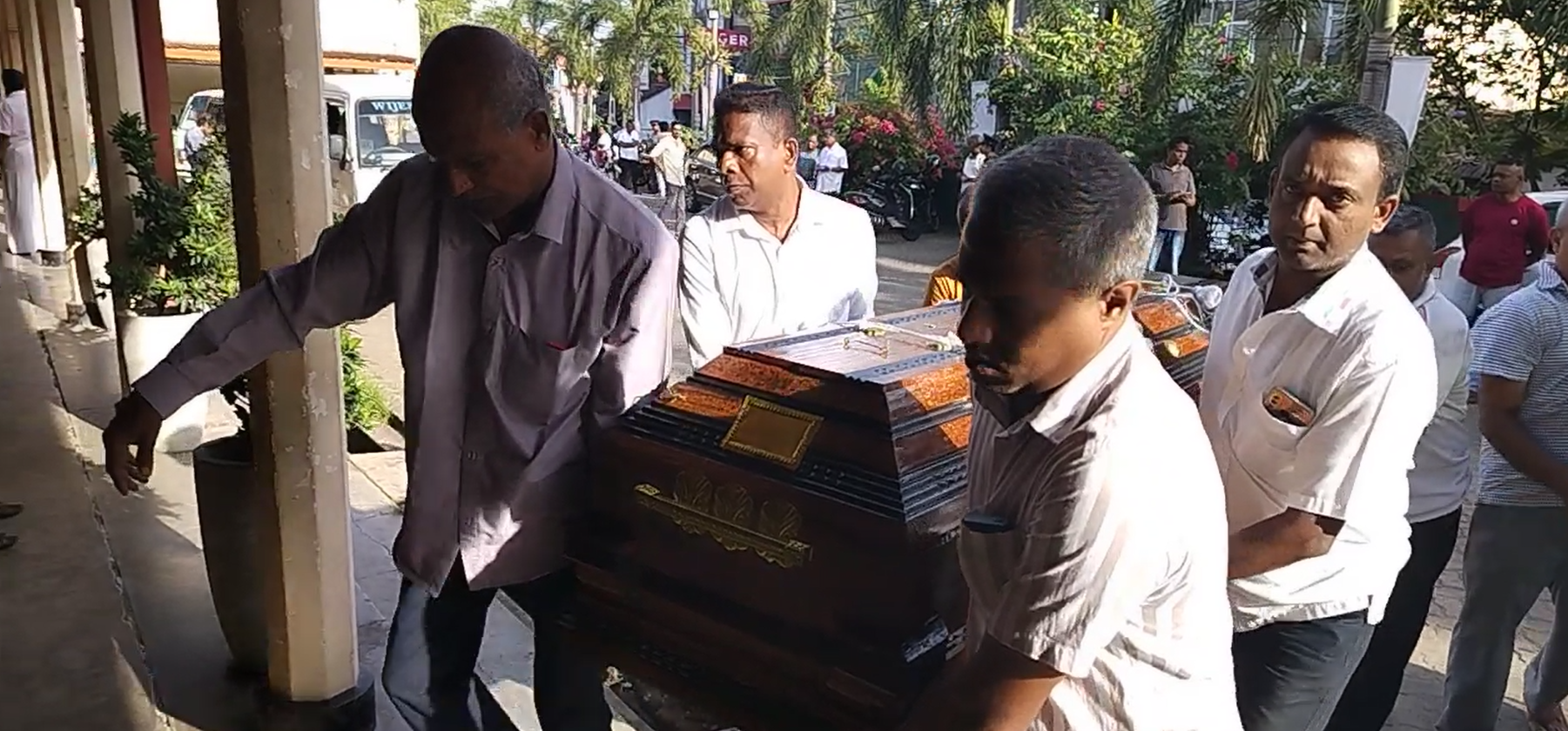 ඇල්ල – වැල්ලවාය බස් අනතුරින් ජීවිතක්ෂයට පත් වූවන් ගේ සිරුරු තංගල්ල නගරශාලාවට