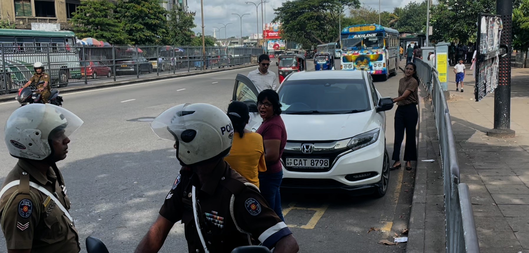 පාර්ලිමේන්තු මන්ත්‍රී අර්චුනා කොටුවේ දී රථ වාහන පොලිස් නිලධාරියකුට “මෝඩයා” කියා පාට් දමයි (VIDEO)