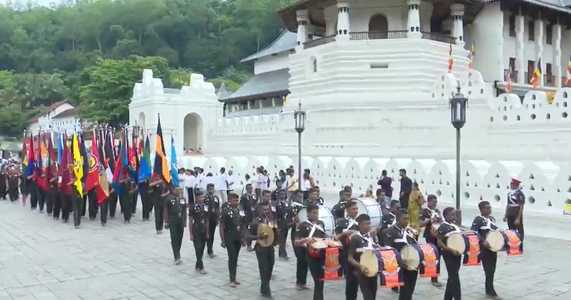 යුද්ධ හමුදාවේ 76 වන සංවත්සරයට සමගාමීව ශ්‍රී දන්ත ධාතුන් වහන්සේගේ ආශිර්වාද ලබාගැනීම අද