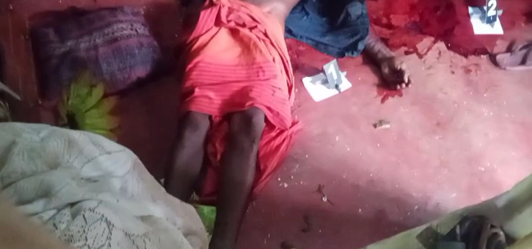 පියාගේ ඇඳ පොලු පහරින් මතට ඇබ්බැහි වූ පුතා මරුට