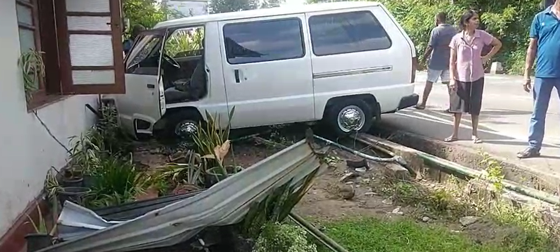 රියදුරුට නින්ද ගොස් මතුගම දී වෑන් රථයක් නිවසකට කඩා වැදිලා රියදුරුට නින්ද ගොස් මතුගම දී වෑන් රථයක් නිවසකට කඩා වැදිලා