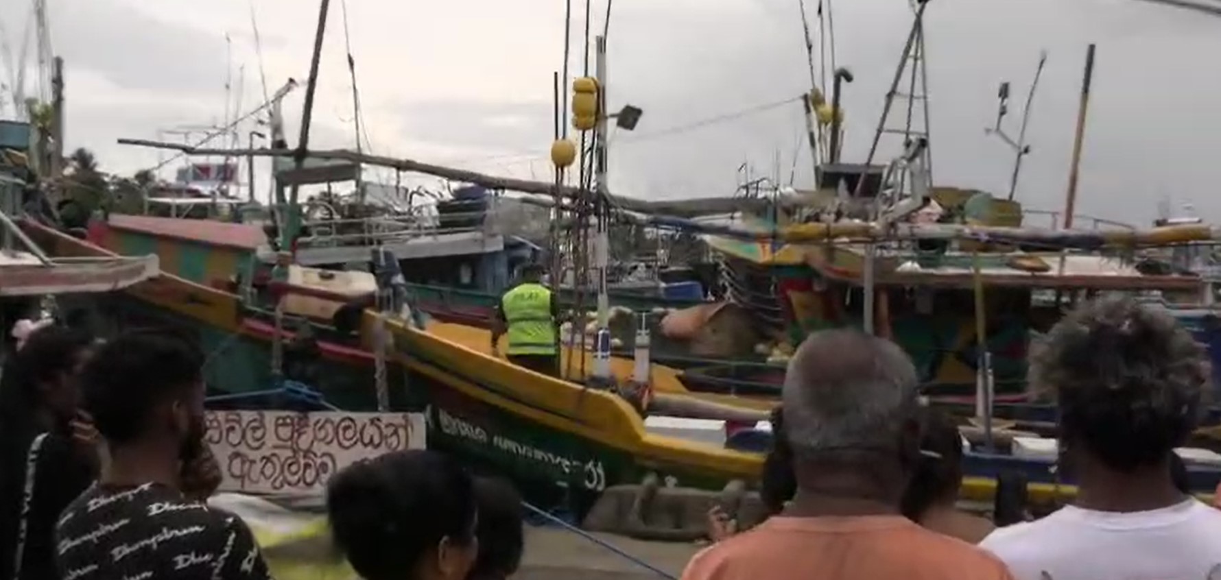 බේරුවල ධීවර වරායෙන් මුහුදු ගිය ධීවරයකු මුහුදට ඇද වැටී මරුට