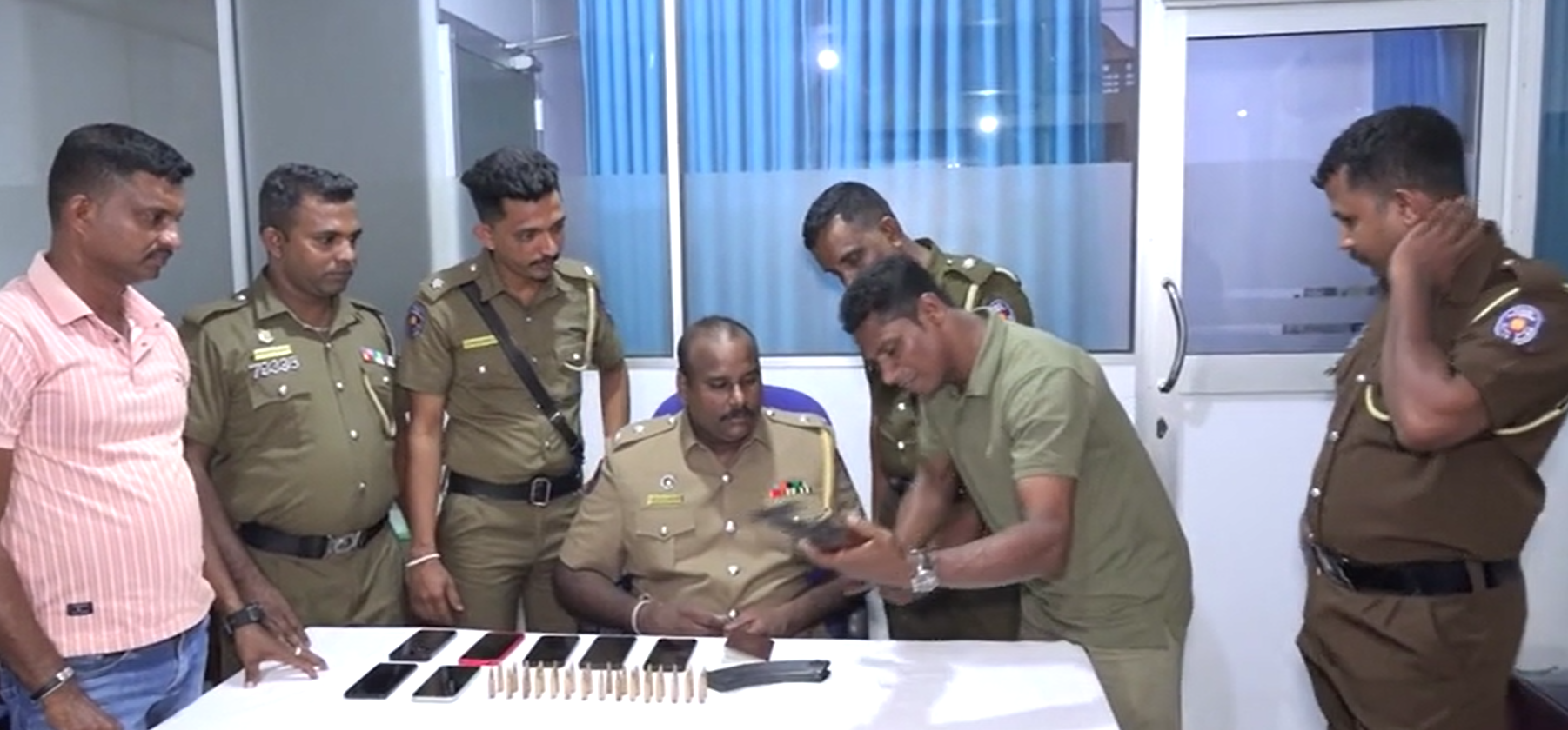 පානදුර නිලංගගේ මිනී මැරුම් කළ කෙරුමෝ දෙන්නෙක් ආයුධ සමග කොටු (VIDEO)