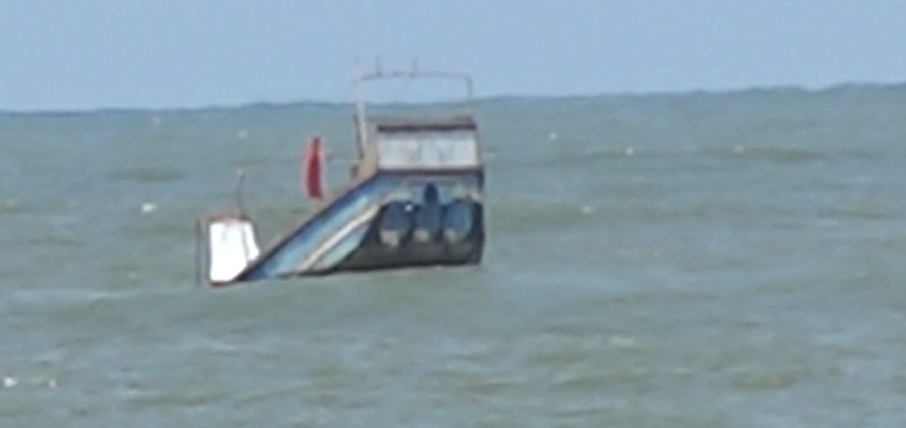 කළුතර උතුර මුහුදේ  ධීවරයින් නැති බහුදින යාත්‍රාවක් පාවෙයි