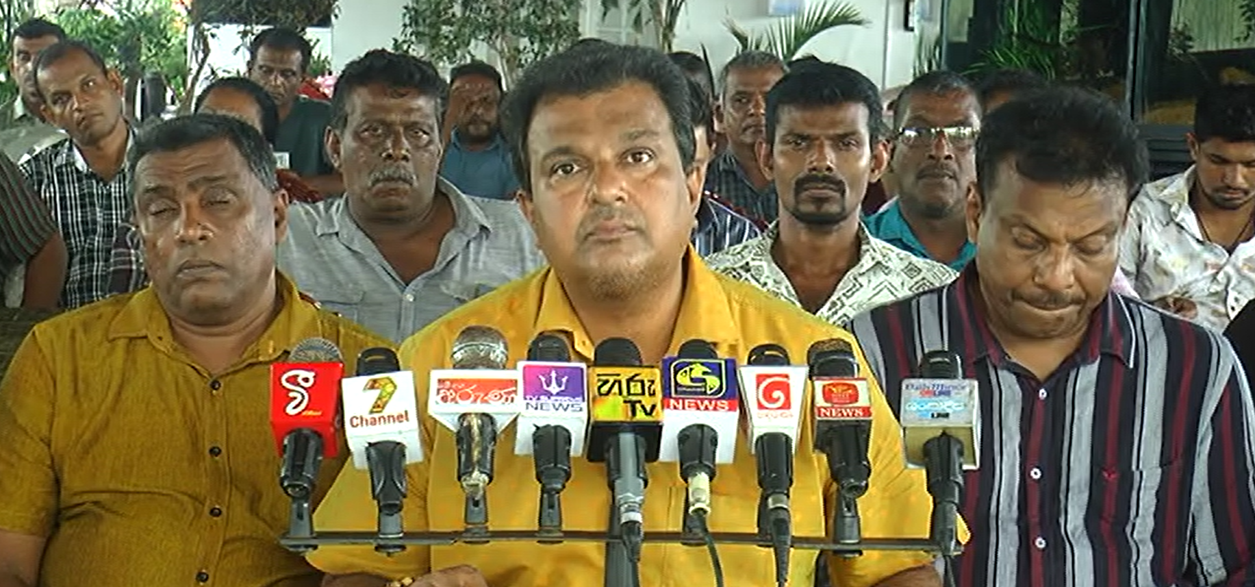 ආණ්ඩුව බස් හිමියන් “බයිට්” එකට අරගෙන යැයි චෝදනාවක්