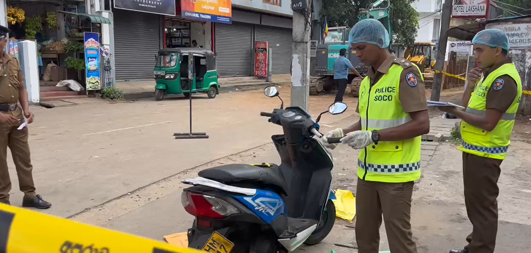 ග්රැන්ඩ්පාස් සහ පංචිකාවත්ත වෙඩි තැබීම් වලට සම්බන්ධ බවට සැකකෙරෙන යතුරු පැදියක් බ්ලූමැන්ඩල්වලින් හමුවේ ග්රැන්ඩ්පාස් සහ පංචිකාවත්ත වෙඩි තැබීම් වලට සම්බන්ධ බවට සැකකෙරෙන යතුරු පැදියක් බ්ලූමැන්ඩල්වලින් හමුවේ