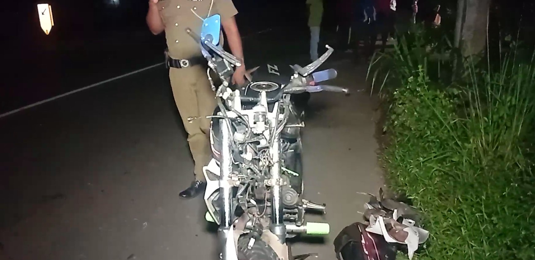 නොසැලකිලිමත් ලොරි රියදුරකු නිසා යතුරුපැදියක පැමිණි තරුණයින් දෙනෙකුට බරපතල තුවාල