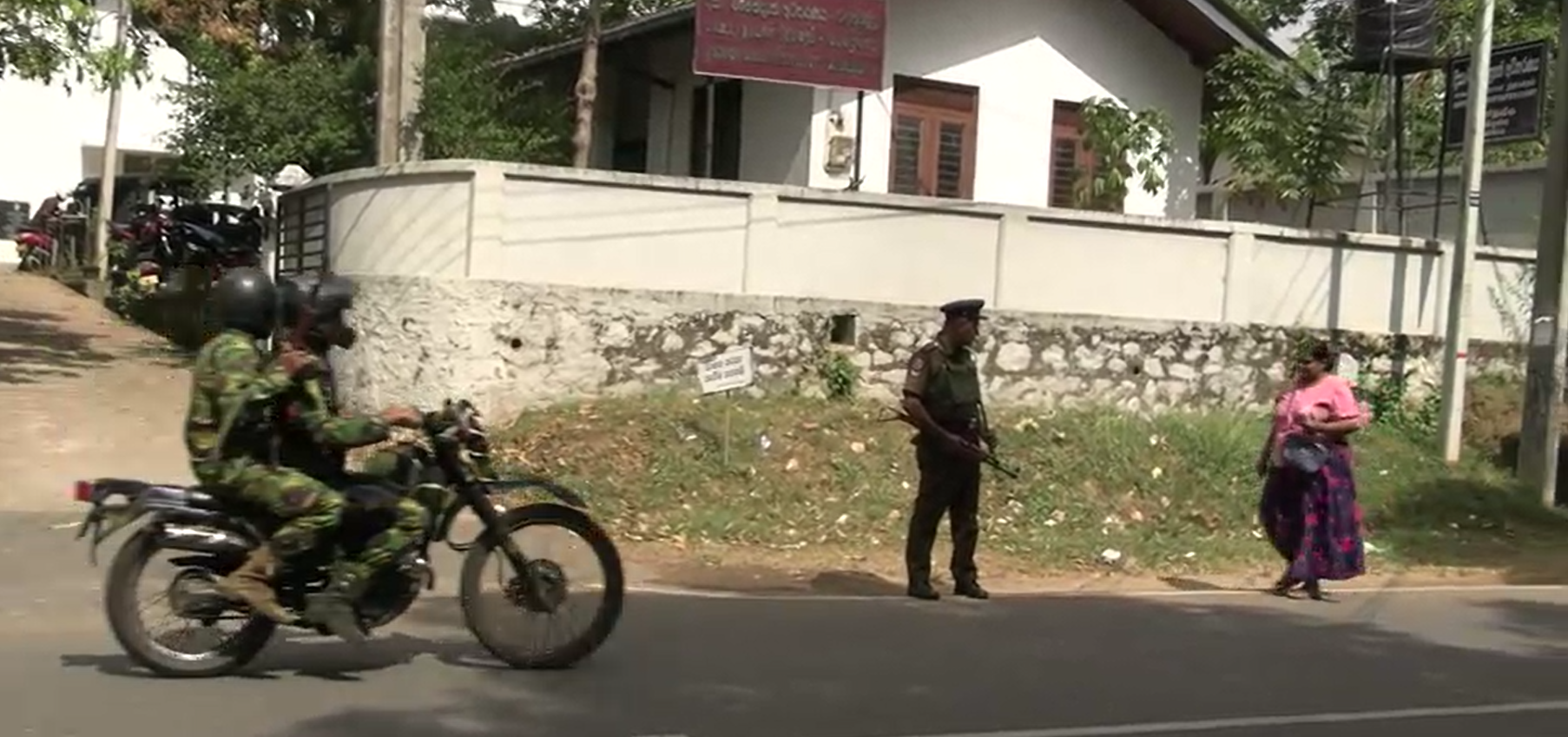 වලස්මුල්ල අධිකරණ පරිශ්රයට දැඩි ආරක්ෂාවක් – නීතිඥයන්ගේ වාහනත් දැඩි පරික්ෂාවට වලස්මුල්ල අධිකරණ පරිශ්රයට දැඩි ආරක්ෂාවක් – නීතිඥයන්ගේ වාහනත් දැඩි පරික්ෂාවට