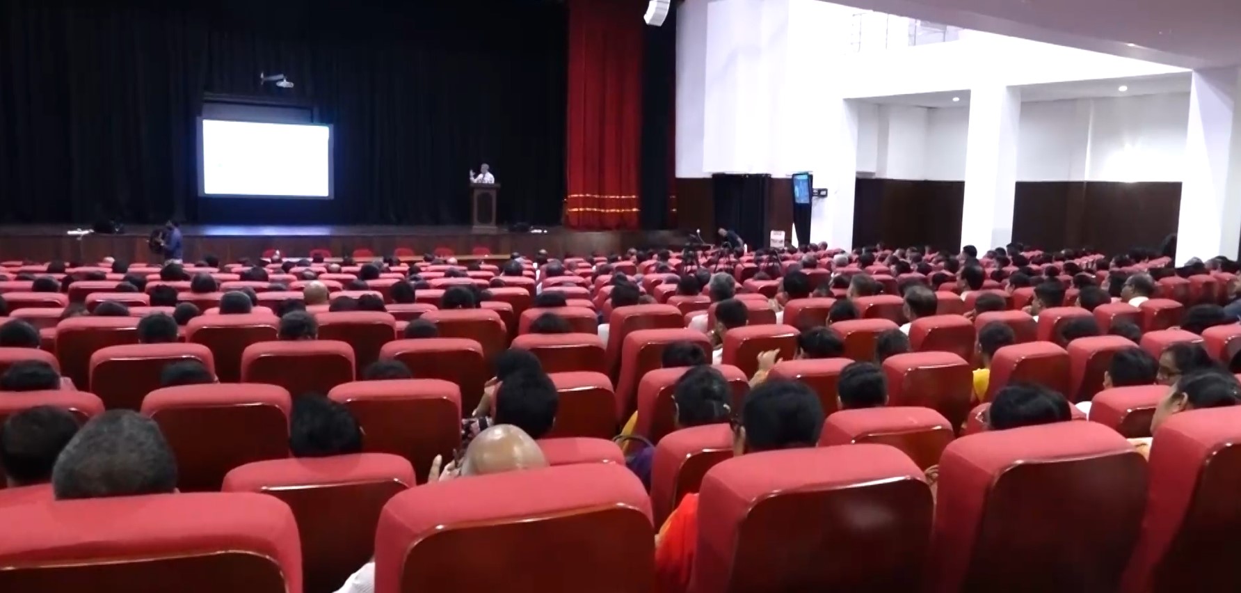 මධ්‍යම පළාත් රාජ්‍ය නිලධාරීන්ට ඩිජිටල්කරණය සහ AI තාක්ෂණය උගන්වයි