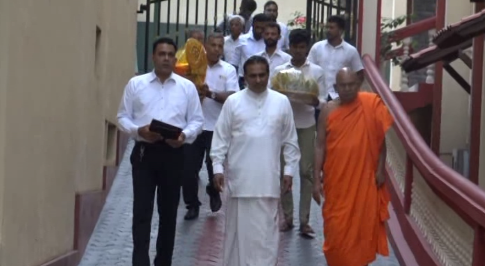 මහනුවර ශ්රී දළදා මාලිගාවේ දියවඩන නිළමේ ධූරයට 06 දෙනෙක් නිලවරණයට – කාන්තාවන්ට දියවඩන නිළමේ ඡන්දයදීම තහංචියි මහනුවර ශ්රී දළදා මාලිගාවේ දියවඩන නිළමේ ධූරයට 06 දෙනෙක් නිලවරණයට – කාන්තාවන්ට දියවඩන නිළමේ ඡන්දයදීම තහංචියි