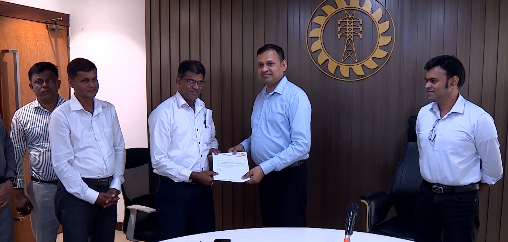 විදුලිබල සේවකයින් පිරිසක් පනත අනුව පිහිටුවන නව සමාගම්වලට බැඳීමට කැමැත්ත පළකරමින් ලිපි ලබාදීලා