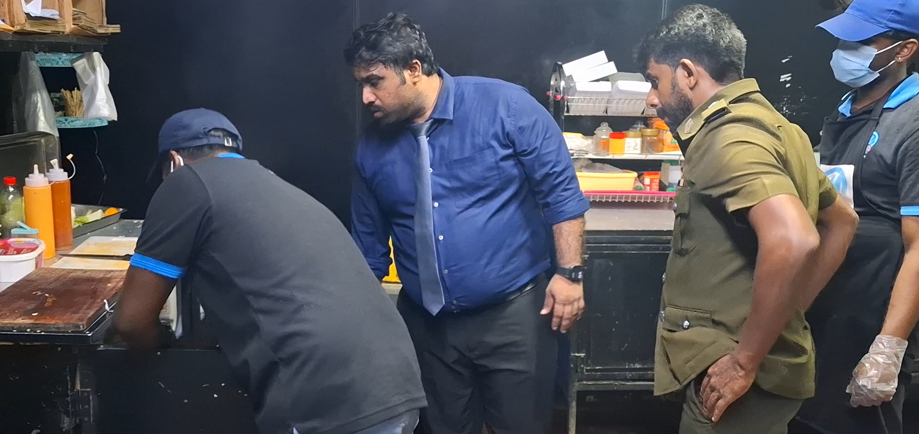 මඩකලපුව නගරයේ පරිභෝජනයට නුසුදුසු ආහාර පරීක්ෂාකිරීමේ දැවැන්ත වැටලීමක්!