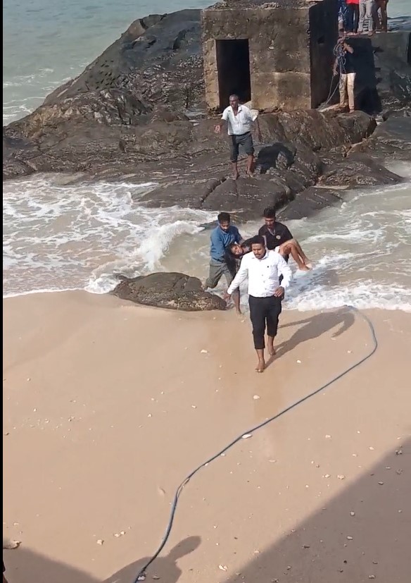 ගාලු කොටුවේ ගල් බැමි අතර පෙම් කරන්න ගිහින් දියේ ගිලුනු දෙදෙනෙක් බේරා ගනී