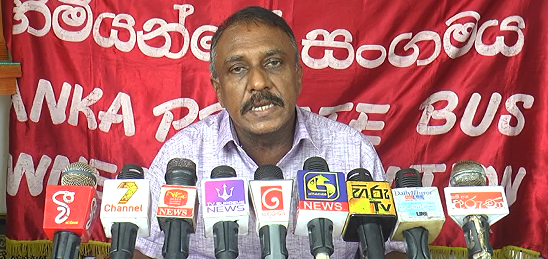 ගැමුණු විජේරත්න ආණ්ඩුවට රතු එළි දල්වයි (VIDEO) ගැමුණු විජේරත්න ආණ්ඩුවට රතු එළි දල්වයි (VIDEO)