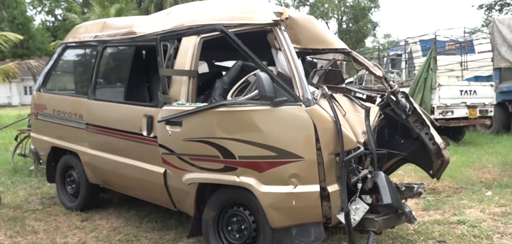 ගිරාඳුරුකෝට්ටේ වෑන් රථයක් හැපී 11 ක් රෝහලට