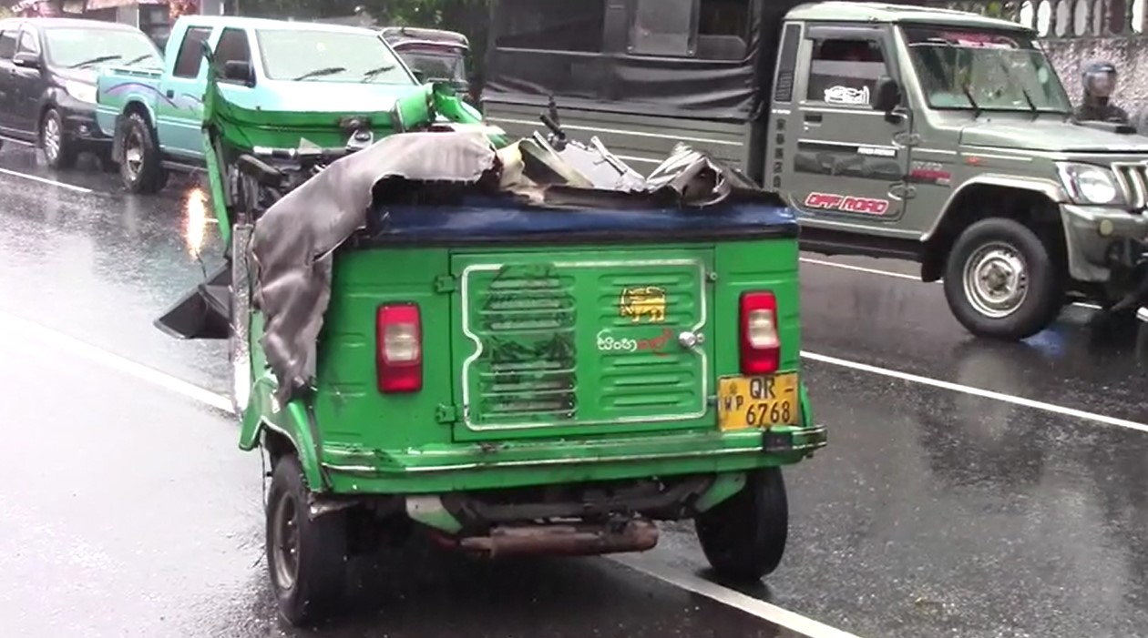 ගොඩගම හන්දියේ දී ත්‍රිරෝද රථයක ලොරි රථයක් ගැටී 4 ක් තුවාල ලබයි