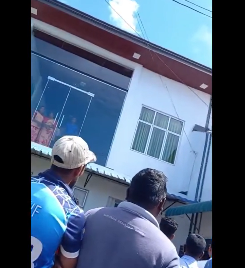 හපුතලේ නගර සභාවෙි ස්වාධීන කණ්ඩායම් මන්ත්‍රීවරයකු සහ මලිමා මන්ත්‍රී ඇගේ හැපී ගුටි කෙළියක්
