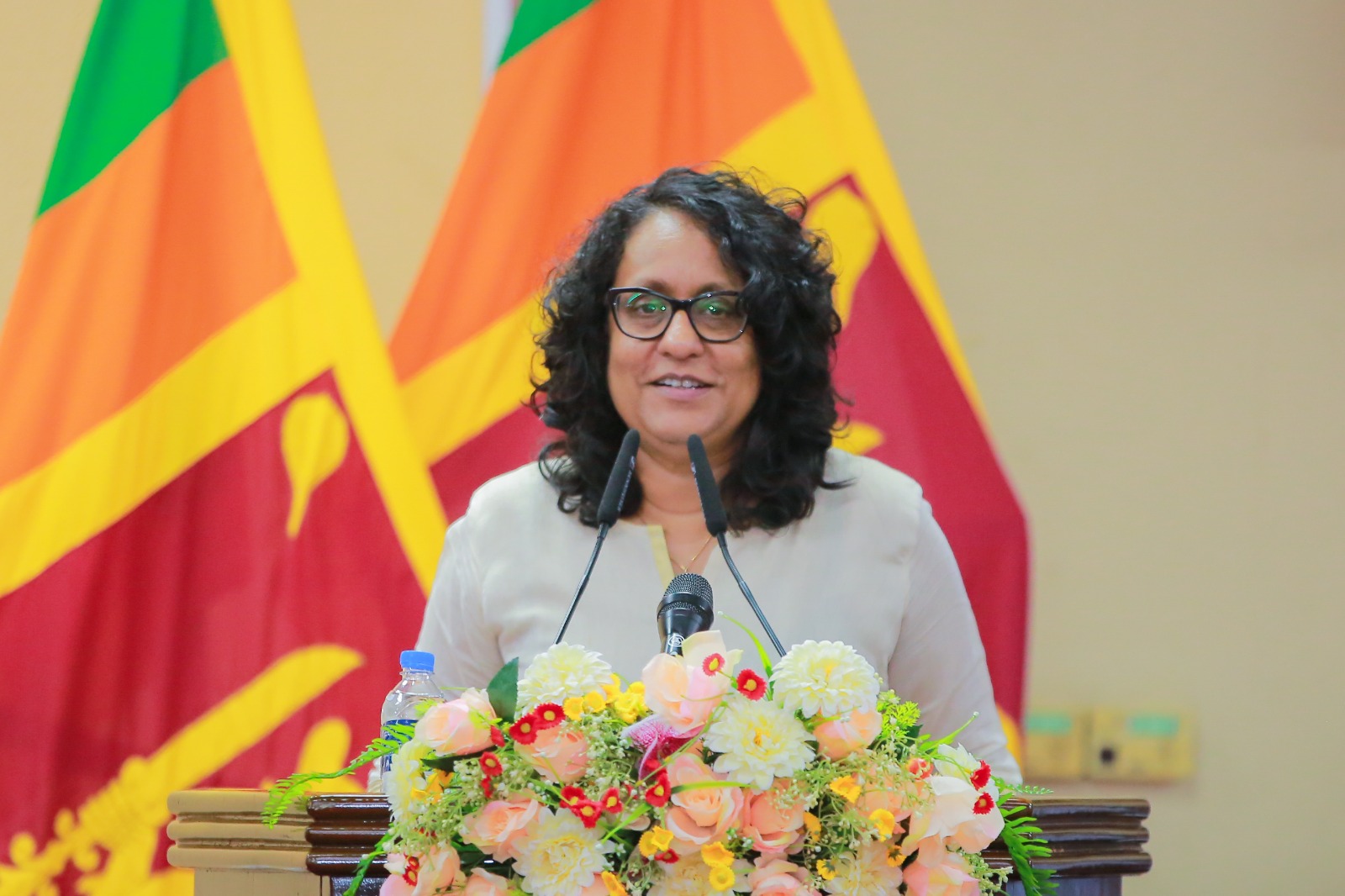 රට තුළ පරිවර්තනීය වෙනසක් කිරීමේ වගකීම රාජ්ය නිලධාරීන් ගේත් වගකීමක් – අග්රාමාත්ය ආචාර්ය හරිනි අමරසූරිය රට තුළ පරිවර්තනීය වෙනසක් කිරීමේ වගකීම රාජ්ය නිලධාරීන් ගේත් වගකීමක් – අග්රාමාත්ය ආචාර්ය හරිනි අමරසූරිය