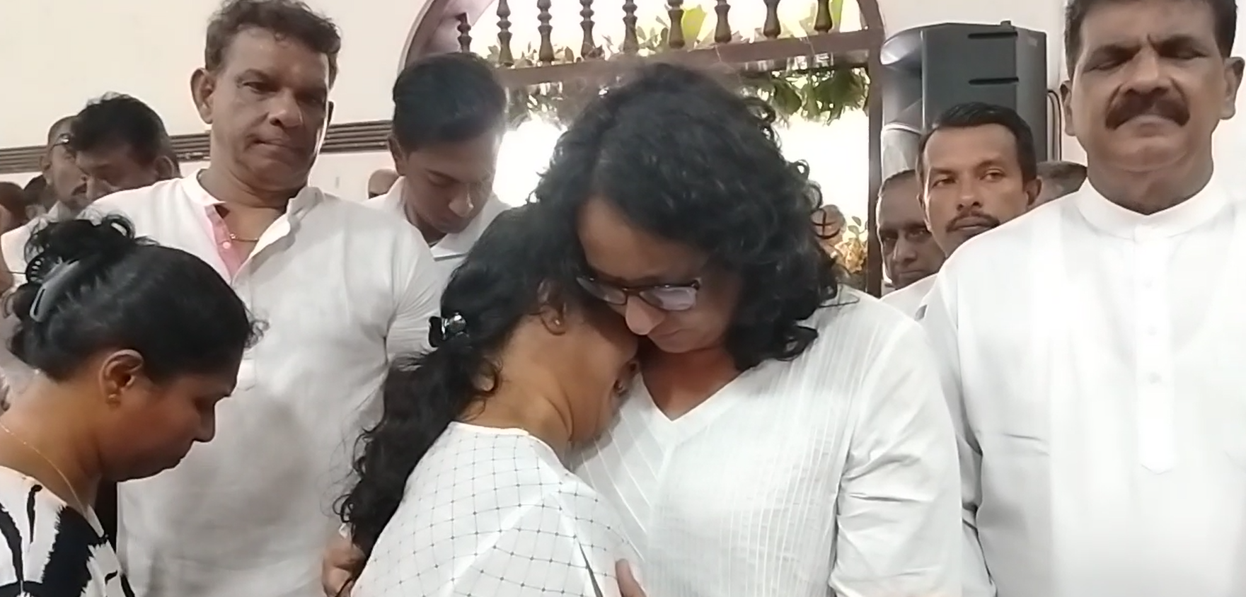 තංගල්ල බස් අනතුරින් විපතට පත් පිරිසට අවසන් ගෞරව දක්වන්න ගිය අගමැතිනිය ඉදිරියේ ඥාතීන් සංවේදී වේ (VIDEO) තංගල්ල බස් අනතුරින් විපතට පත් පිරිසට අවසන් ගෞරව දක්වන්න ගිය අගමැතිනිය ඉදිරියේ ඥාතීන් සංවේදී වේ (VIDEO)