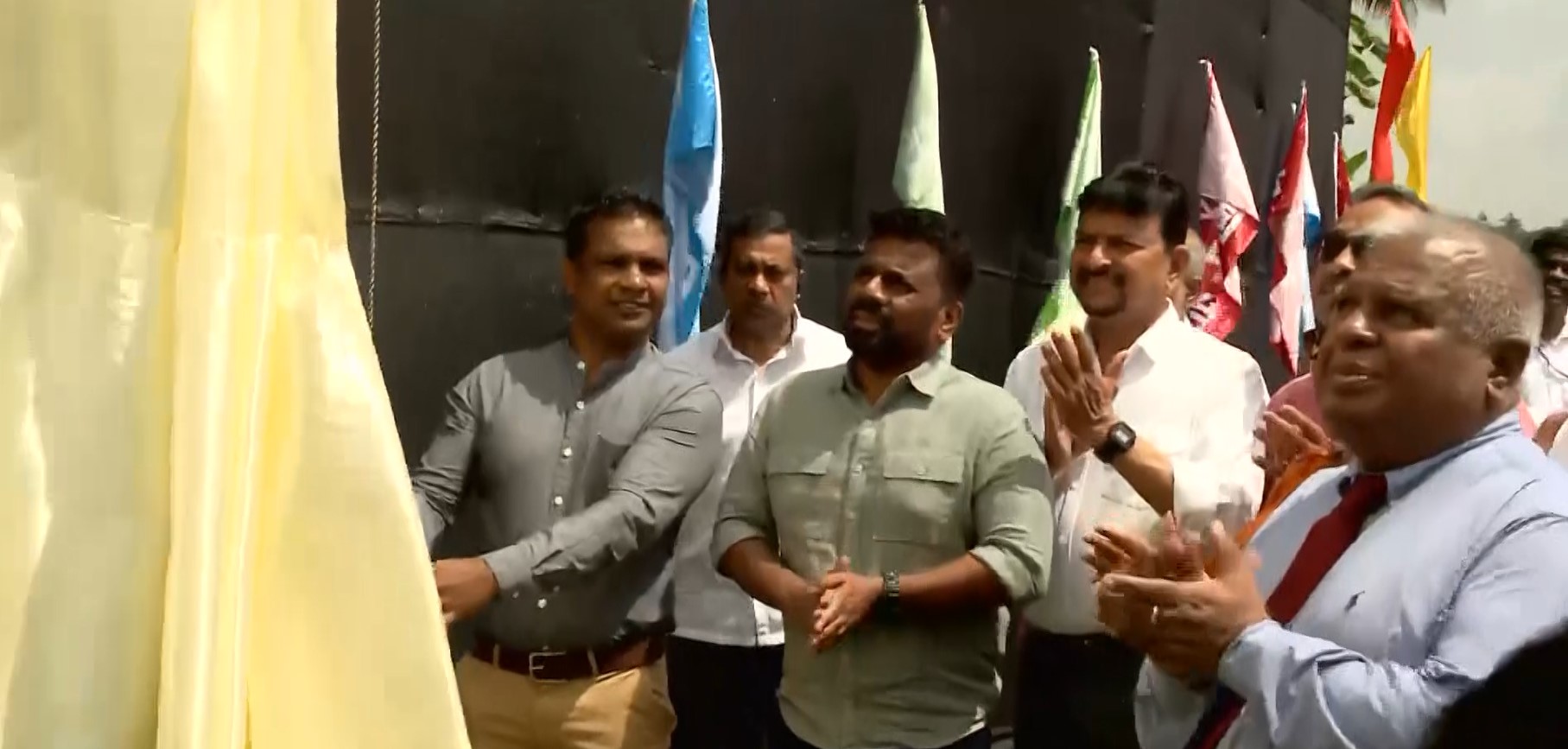 ආණ්ඩුවේ පළමු වසර තුළ ඩොලර් බිලියනයක සෘජු ආයෝජන ලැබී ඇතැයි ජනපති පවසයි. මත්ද්‍රව්‍ය ජාවාරමේ දේශපලන සම්භන්ධය ගැනත් කියයි