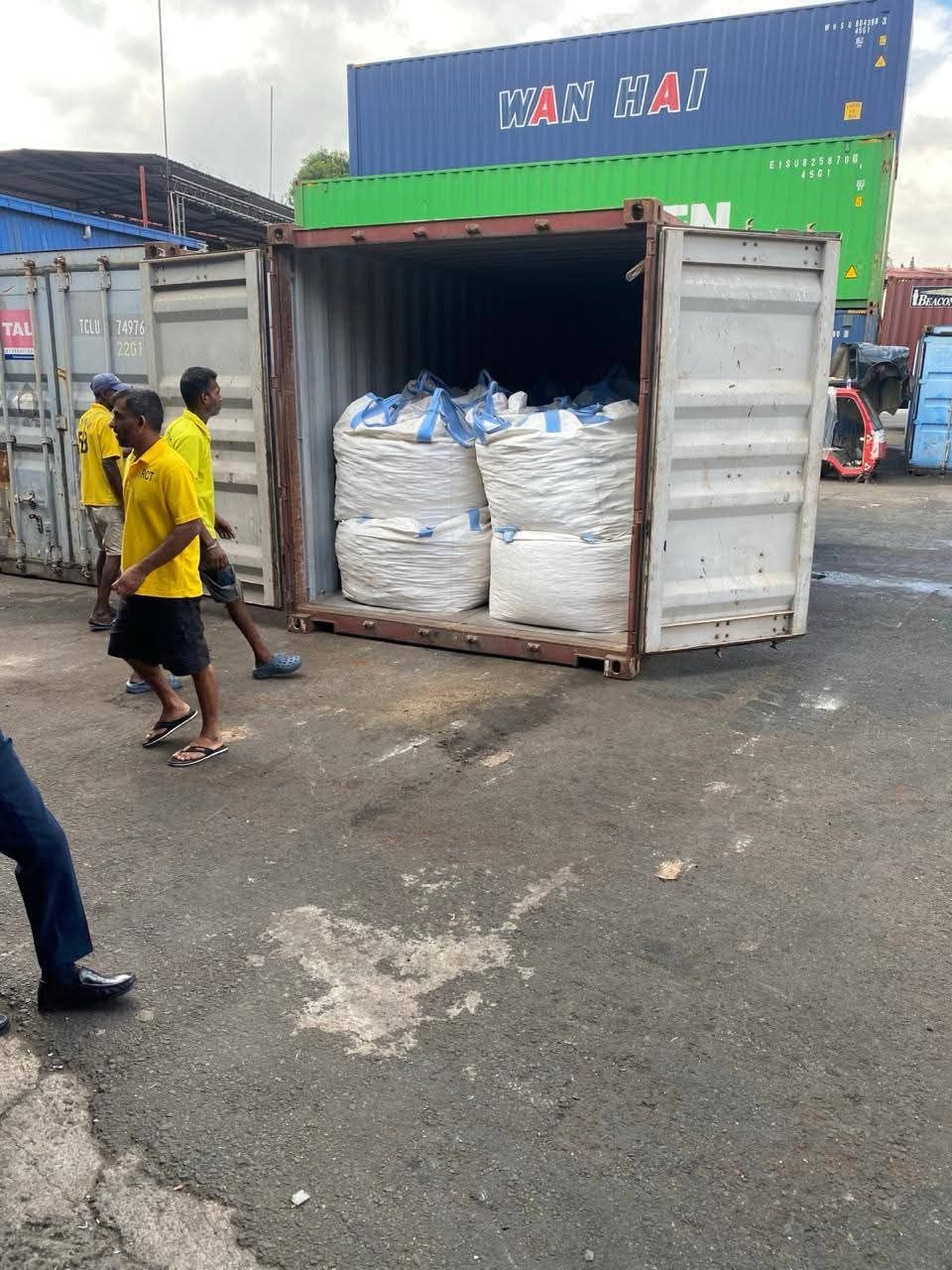 අයිස් මත්ද්රව්ය නිපදවන රසායන ද්රව්ය කන්ටේනර් වරාය රේගුවෙන් පැන්නූ අය පිටුපස පොලීසිය පන්නයි අයිස් මත්ද්රව්ය නිපදවන රසායන ද්රව්ය කන්ටේනර් වරාය රේගුවෙන් පැන්නූ අය පිටුපස පොලීසිය පන්නයි