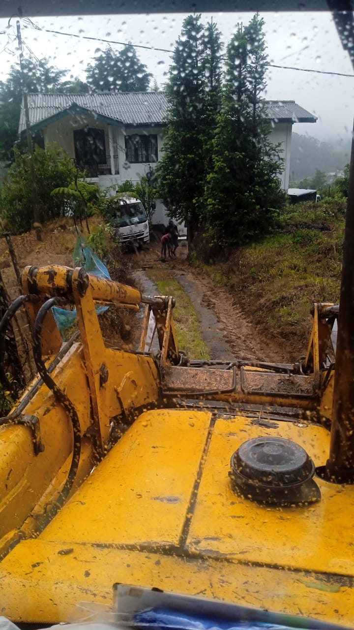 තැනි තැනට අයිස් හදන රසායන කන්ටේනර් ගිය හැටි (VIDEO) තැනි තැනට අයිස් හදන රසායන කන්ටේනර් ගිය හැටි (VIDEO)