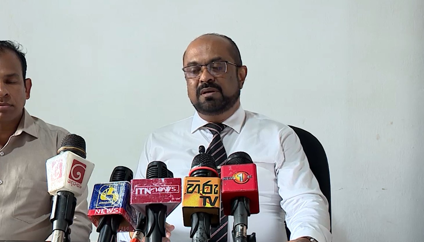 විදුලි බල මණ්ඩලයේ වෘත්තීය සමිතිවලට විදුලි ඇමති උත්තර දෙයි (VIDEO) විදුලි බල මණ්ඩලයේ වෘත්තීය සමිතිවලට විදුලි ඇමති උත්තර දෙයි (VIDEO)