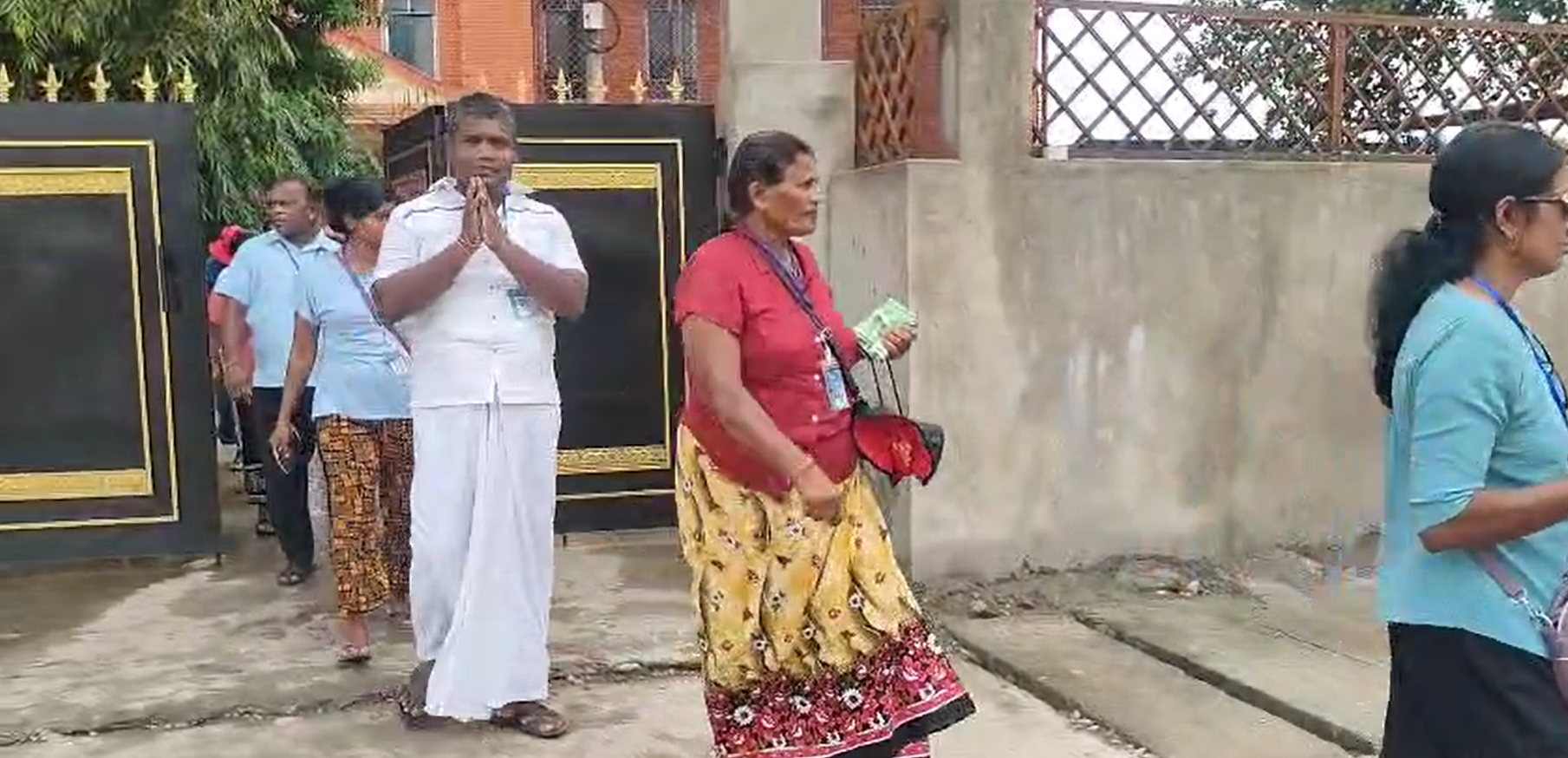 ඉන්දියාවේ සිට ලුම්බිණියට ගිය ශ්රී ලාංකික වන්දනාකරුවන් 73 දෙනෙකු ගැන නිවේදනයක් ඉන්දියාවේ සිට ලුම්බිණියට ගිය ශ්රී ලාංකික වන්දනාකරුවන් 73 දෙනෙකු ගැන නිවේදනයක්