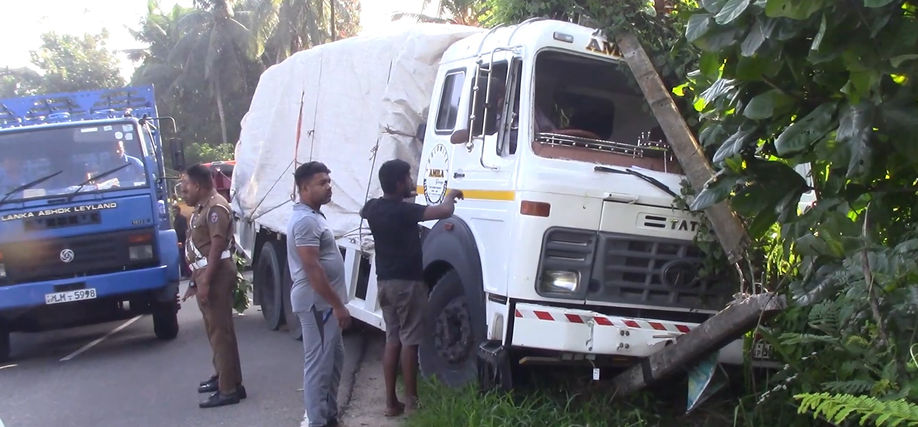 මින්නේරිය සී.පී.පුර වෑන් රථයක් විදුලි කණුවක ගැටී ප්‍රදේශයට අද අළුයම විදුලිය විසන්ධි වෙලා