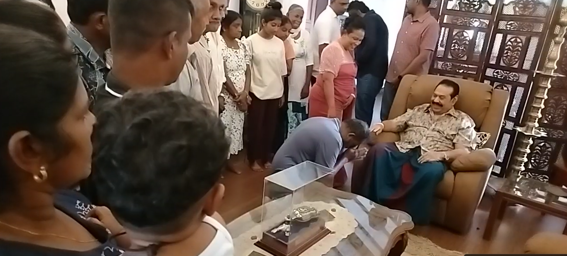 මහින්ද බලන්න අදත් කට්ටියක් මැදමුලනට ඇවිත් (VIDEO)