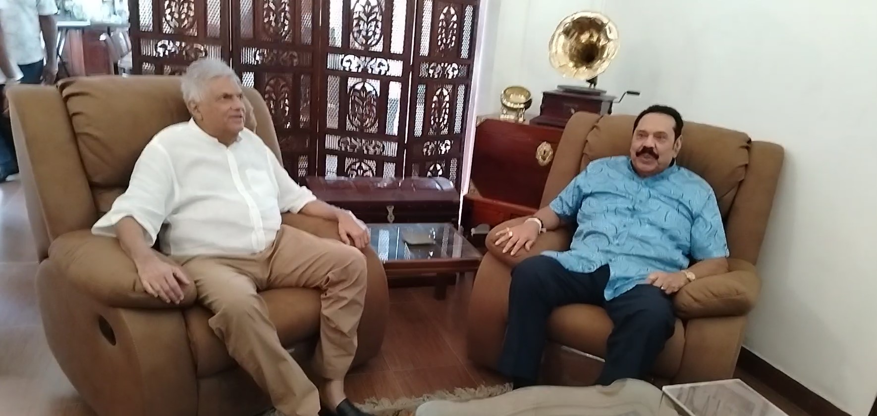 රනිල් – මහින්ද බලන්න කාල්ටන් යයි (VIDEO) රනිල් – මහින්ද බලන්න කාල්ටන් යයි (VIDEO)