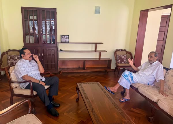 මහින්ද – වසූ බලන්න ගොස් අතීතය සිහිපත් කරයි මහින්ද – වසූ බලන්න ගොස් අතීතය සිහිපත් කරයි